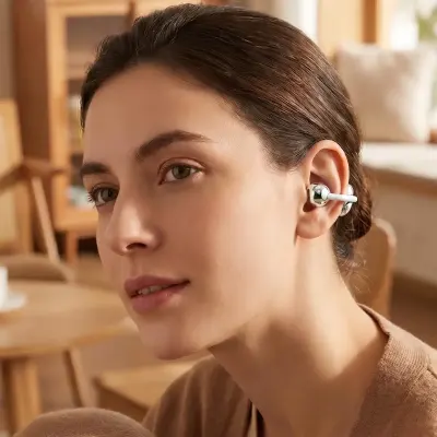 Green Lion Florence Clip-On Wireless Earbuds with Bluetooth 6.0, 10mm Dynamic Drivers, Dual-Microphone Calling, 20-Hour Total Playtime, USB-C Charging, IPX2 Splash Resistance and Voice Assistant Support – GL-BUD3 Black